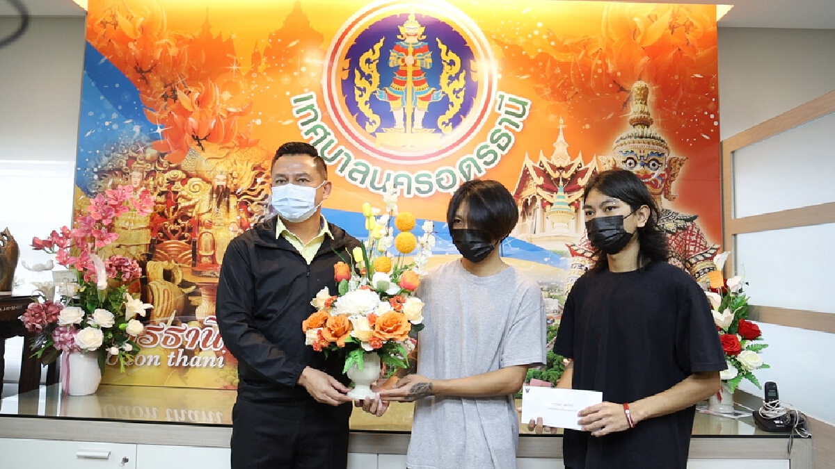 นอภ.-นายกเล็กมอบเกียรติบัตรยกย่องสองหนุ่มพลเมืองดี