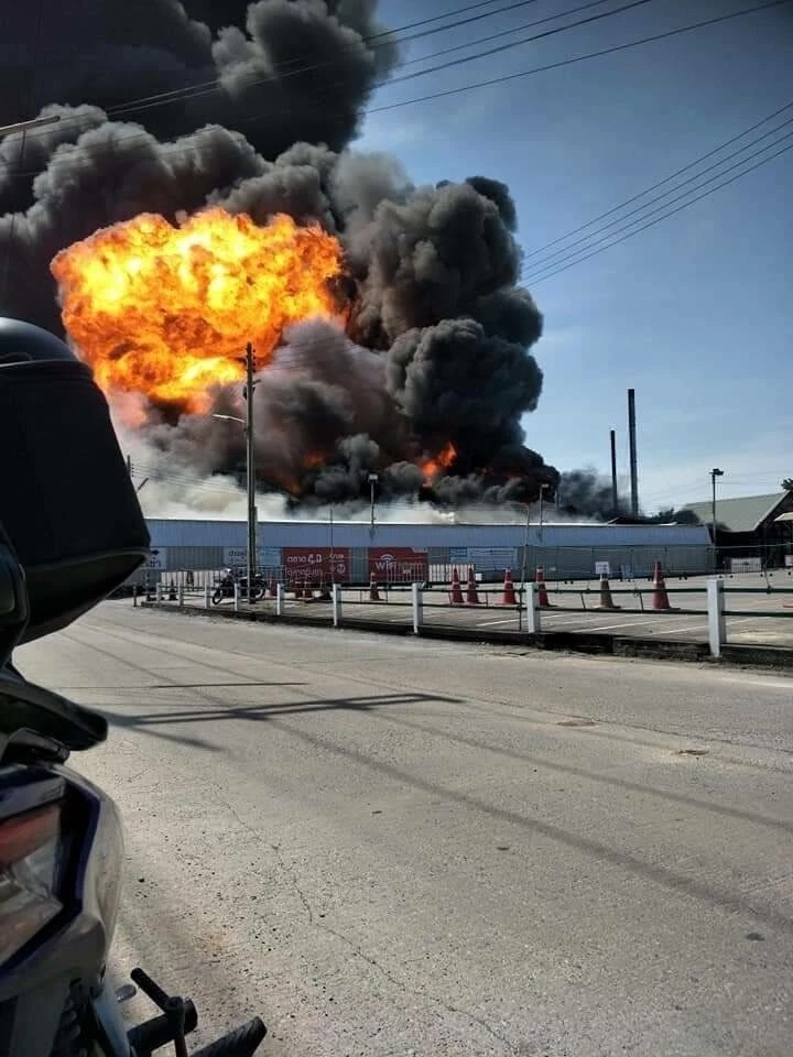 ไฟไหม้โกดังเก็บน้ำมันย่านอ้อมใหญ่ ยังคุมเพลิงไม่ได้