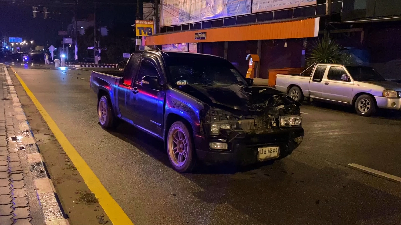 กระบะชนจยย.สยองกลางสี่แยก สาวดับคาที่