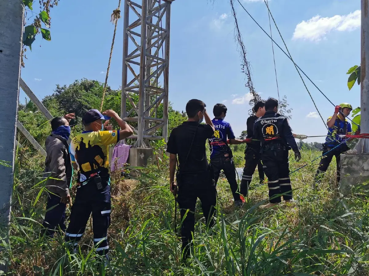 ลุ้นระทึกหนุ่มใหญ่ชักเกร็ง ติดบนป้ายโฆษณาสูงกว่า 20 เมตร