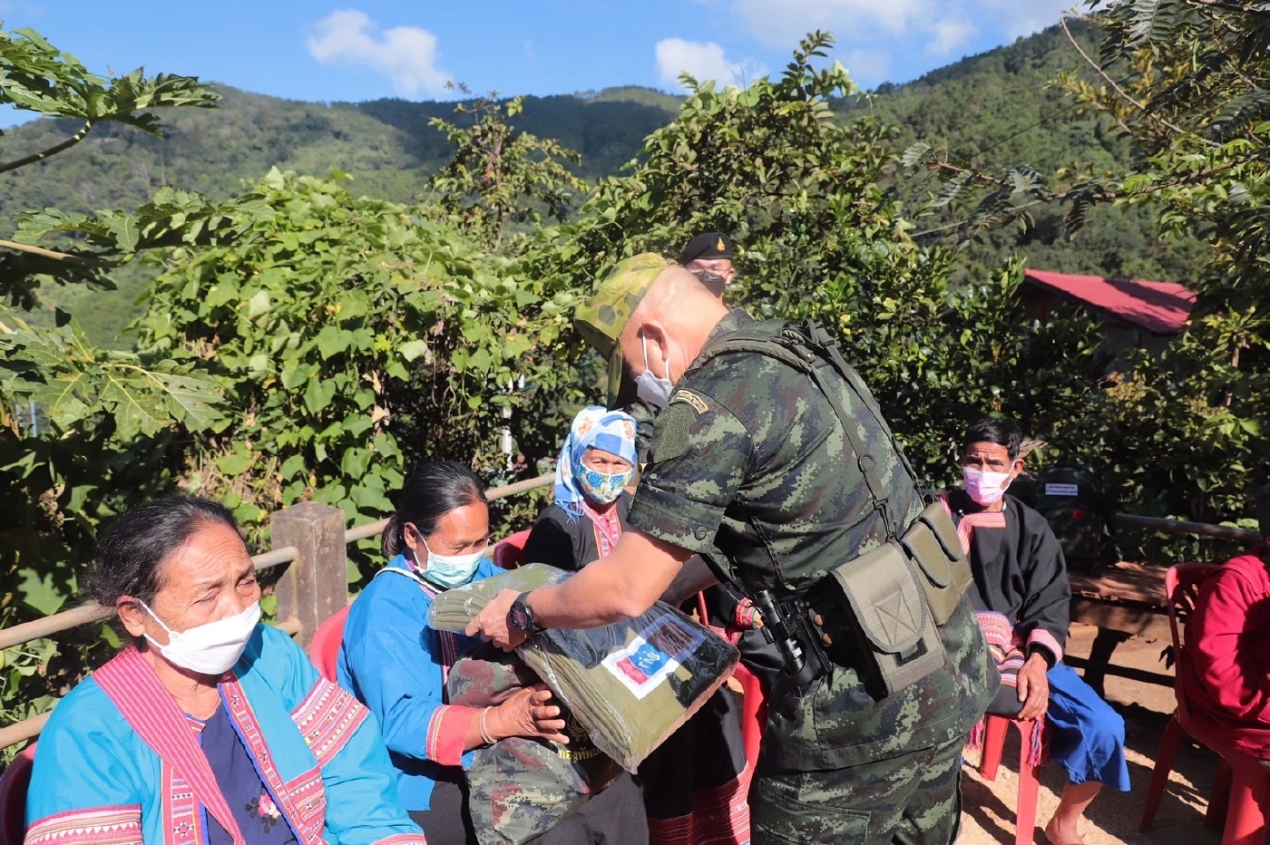 ผบ.ทบ.ขึ้นเหนือมอบเครื่องกันหนาวให้ชาวเขามูเซอลาบา พร้อมเยี่ยมกำลังพล