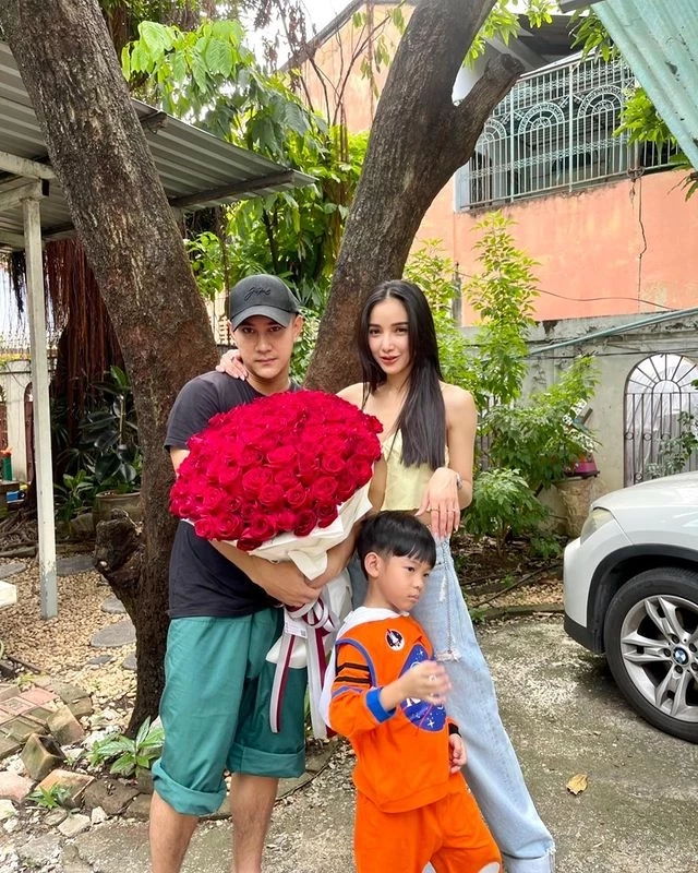 "ตร.หนุ่ม" โพสต์ภาพหอบดอกกุหลาบตามง้อ "แพท" ถึงหน้าบ้าน