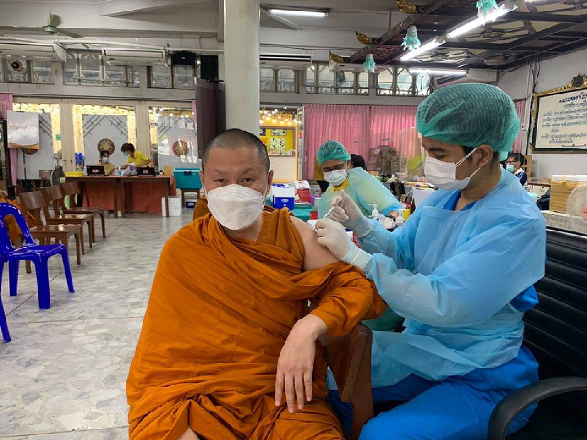 รพ.สงฆ์นำทีมแพทย์ ถวายการฉีดวัคซีนเข็มกระตุ้นภูมิคุ้มกันแด่คณะสงฆ์