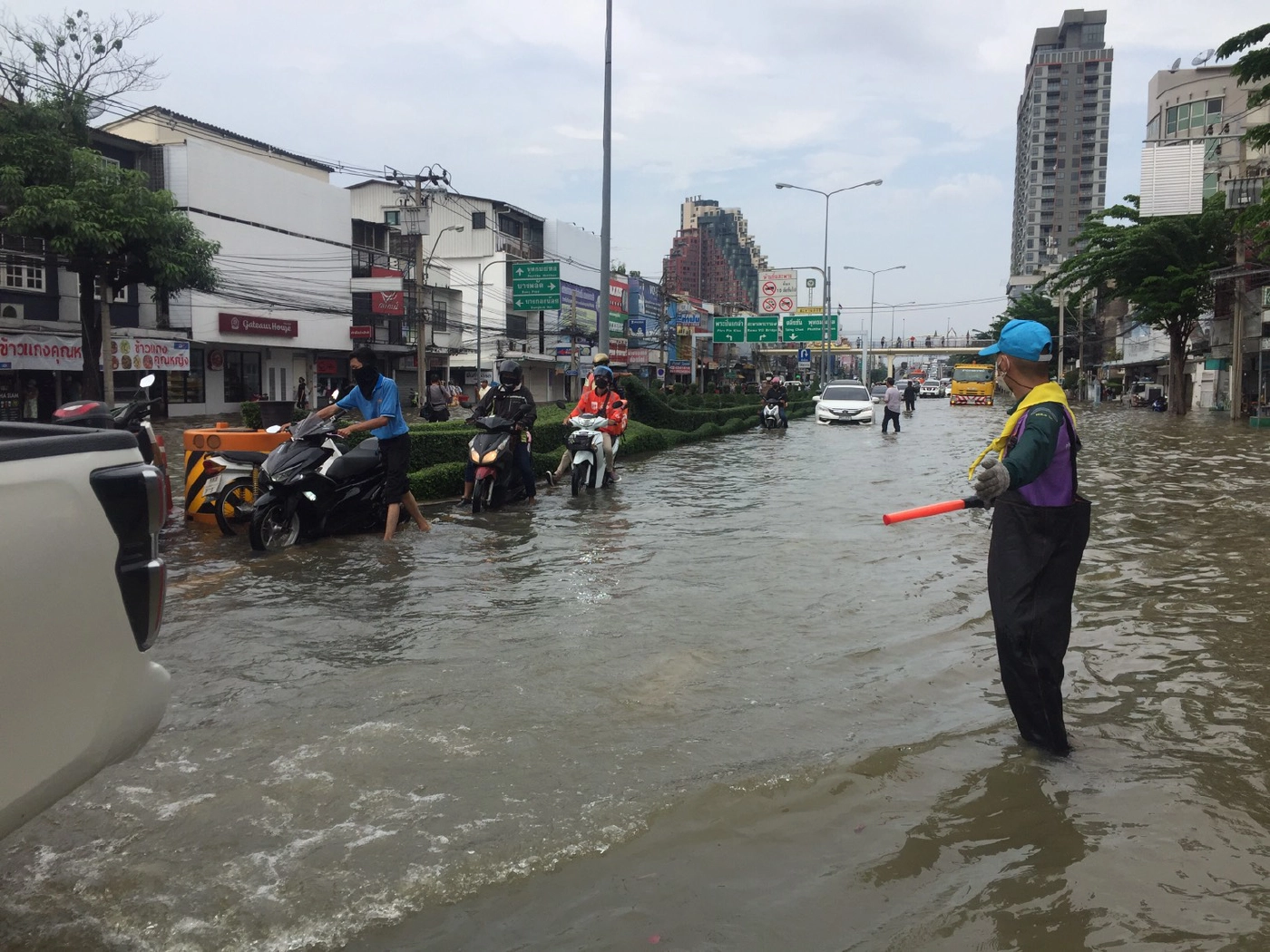 กองพลที่ 1 รอ. ส่งทหารเข้าช่วยปชช.ด่วน หลังน้ำจากเจ้าพระยาทะลักท่วม กทม.
