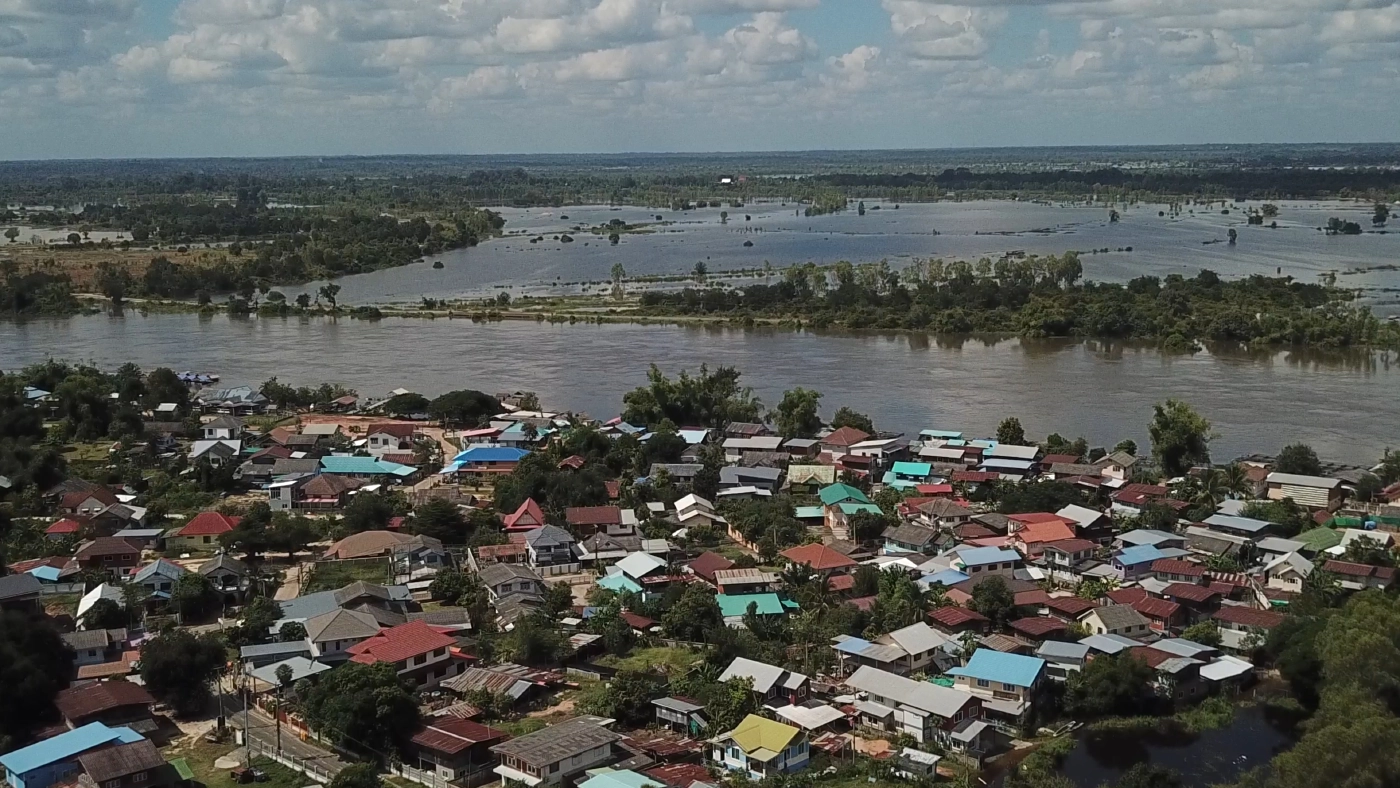 แม่น้ำมูลล้นตลิ่งไหลท่วมถนน แพ อาหารกระทบต้องปิดบริการ