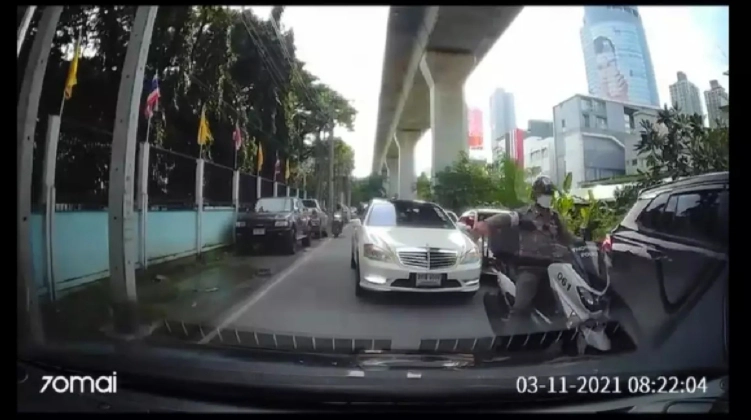 จ่อเรียกสอบ "หมอบุญ" ปมรถตำรวจนำขบวนเบนซ์วีไอพี