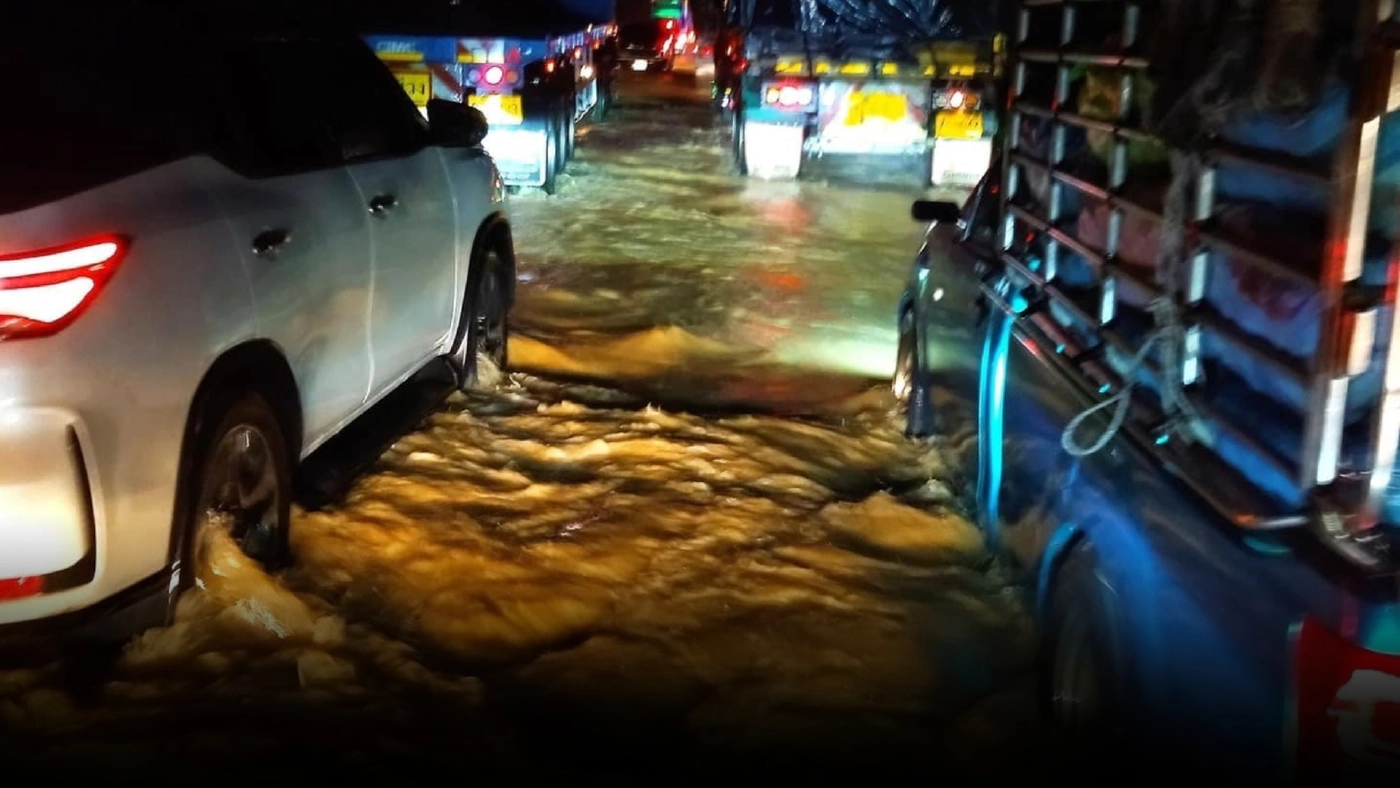 ด่วน! ปิดถนนเอเชีย 41 ที่ จ.ชุมพร น้ำท่วมหนักจนรถผ่านไม่ได้