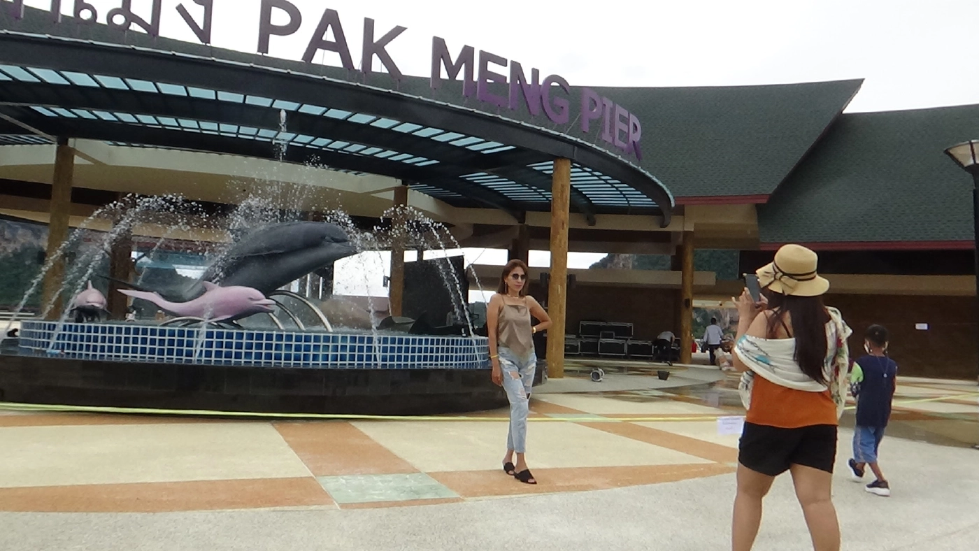 นักท่องเที่ยวแห่เช็คอินท่าเรือปากเมง