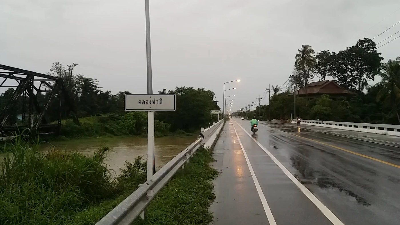 ฝนถล่มต่อเนื่องแก้มลิงเต็มพิกัด จ่อน้ำหลากท่วมเมืองนครศรีฯ