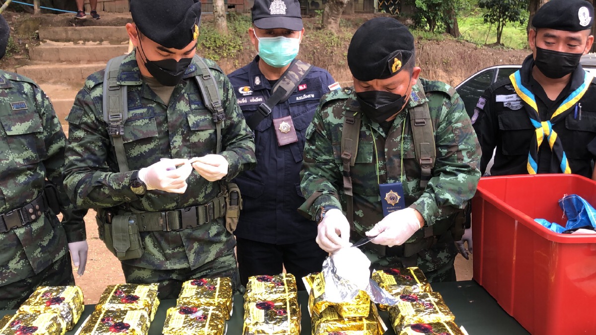 ทหารกองกำลังผาเมือง-จับ2หนุ่มลักลอบขนยาไอซ์25กก.
