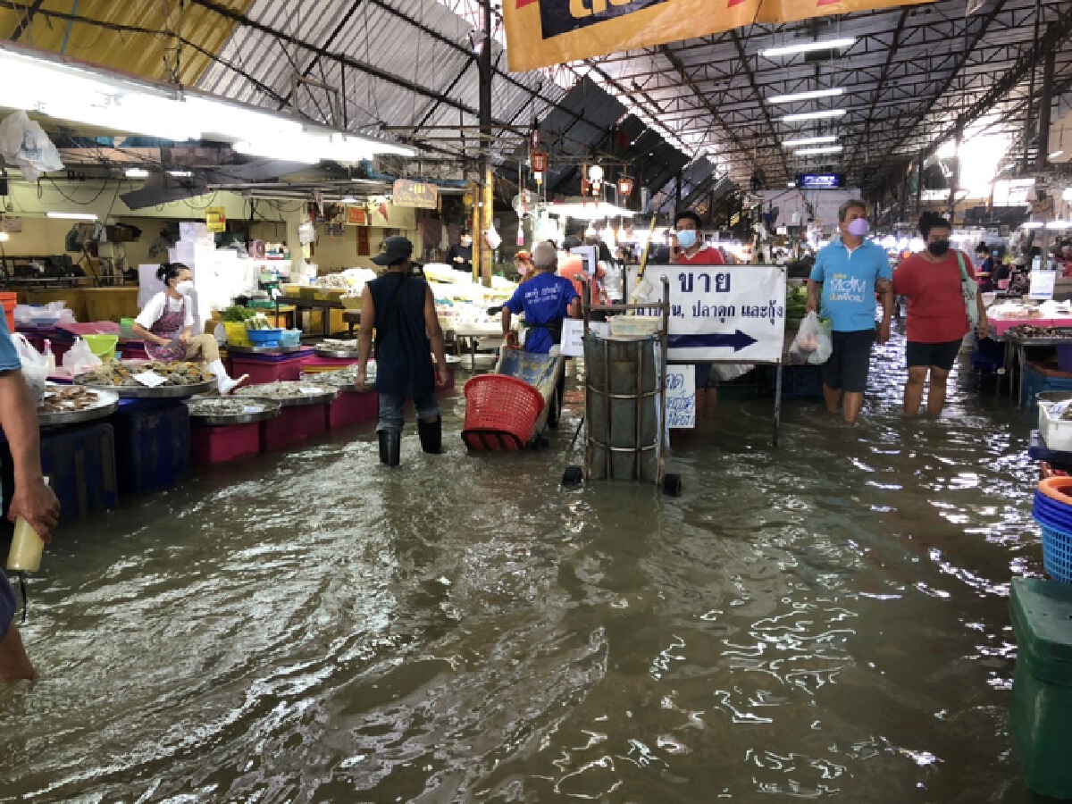 พ่อเมืองปากน้ำ ลุยตรวจตลาดปากน้ำ น้ำทะเลหนุนสูงเข้าท่วมตลาด