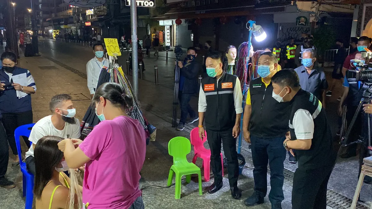 ปลัดสธ. ดอดลงถนนข้าวสาร พบ ผู้ประกอบการให้ความร่วมมือดี หวั่น ลอยกระทงแออัด