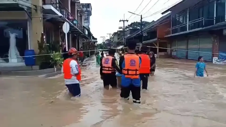 สั่งอพยพด่วน!! น้ำป่าหลาก ซ้ำน้ำทะเลหนุน ทะลักท่วมเทศบาลตำบลท่าชนะ