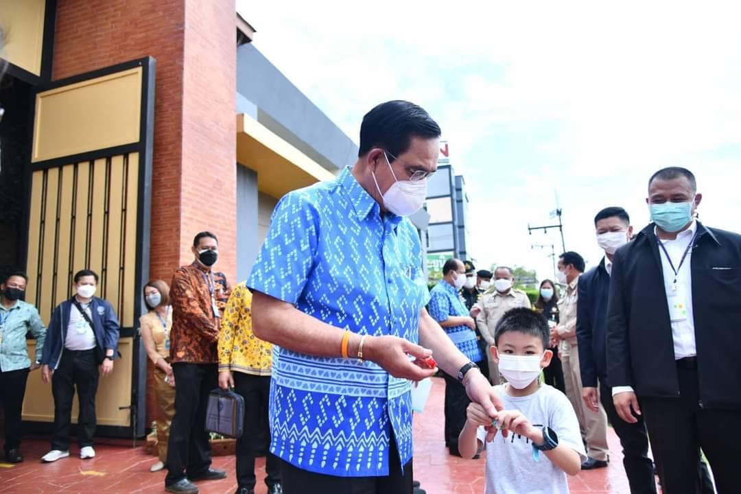 กำลังใจล้นที่กระบี่ “หนูน้อยวัย 5 ขวบ” ชูป้าย “รักนายกฯ ลุงตู่ ครับ”