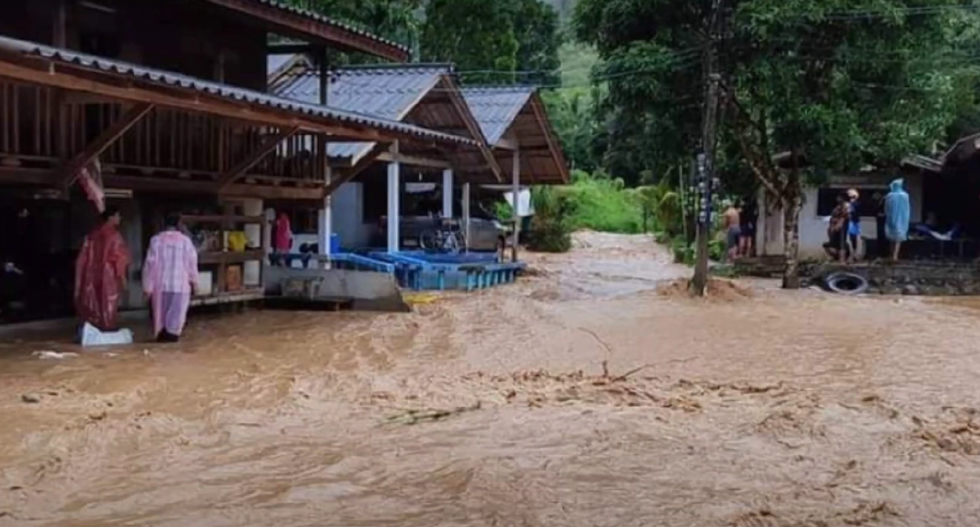 น้ำท่วมฉับพลัน น้ำป่าไหลหลาก 2 อำเภอสุราษฎร์ธานี