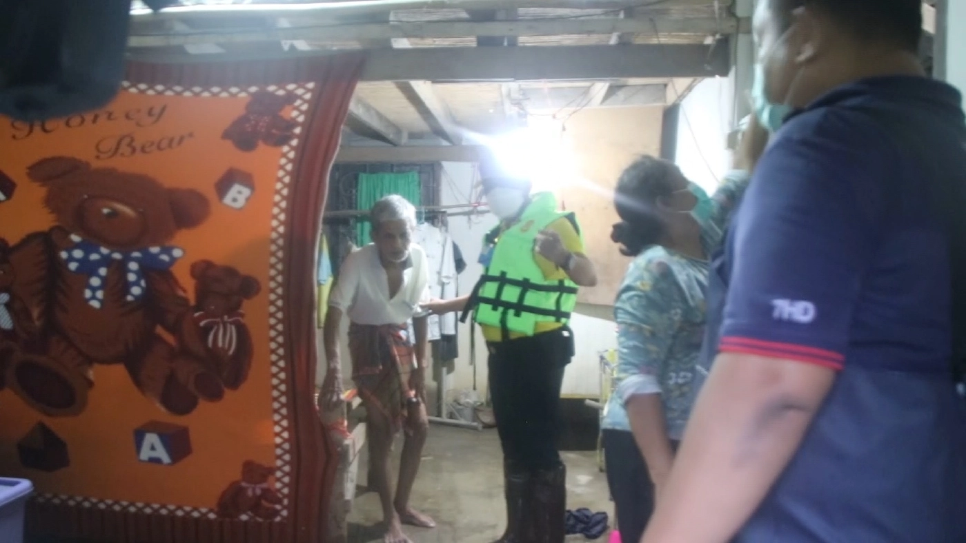 มทภ.4 ลุยช่วย 50 ครัวเรือน ชุมชนวังมะพร้าวจมน้ำ