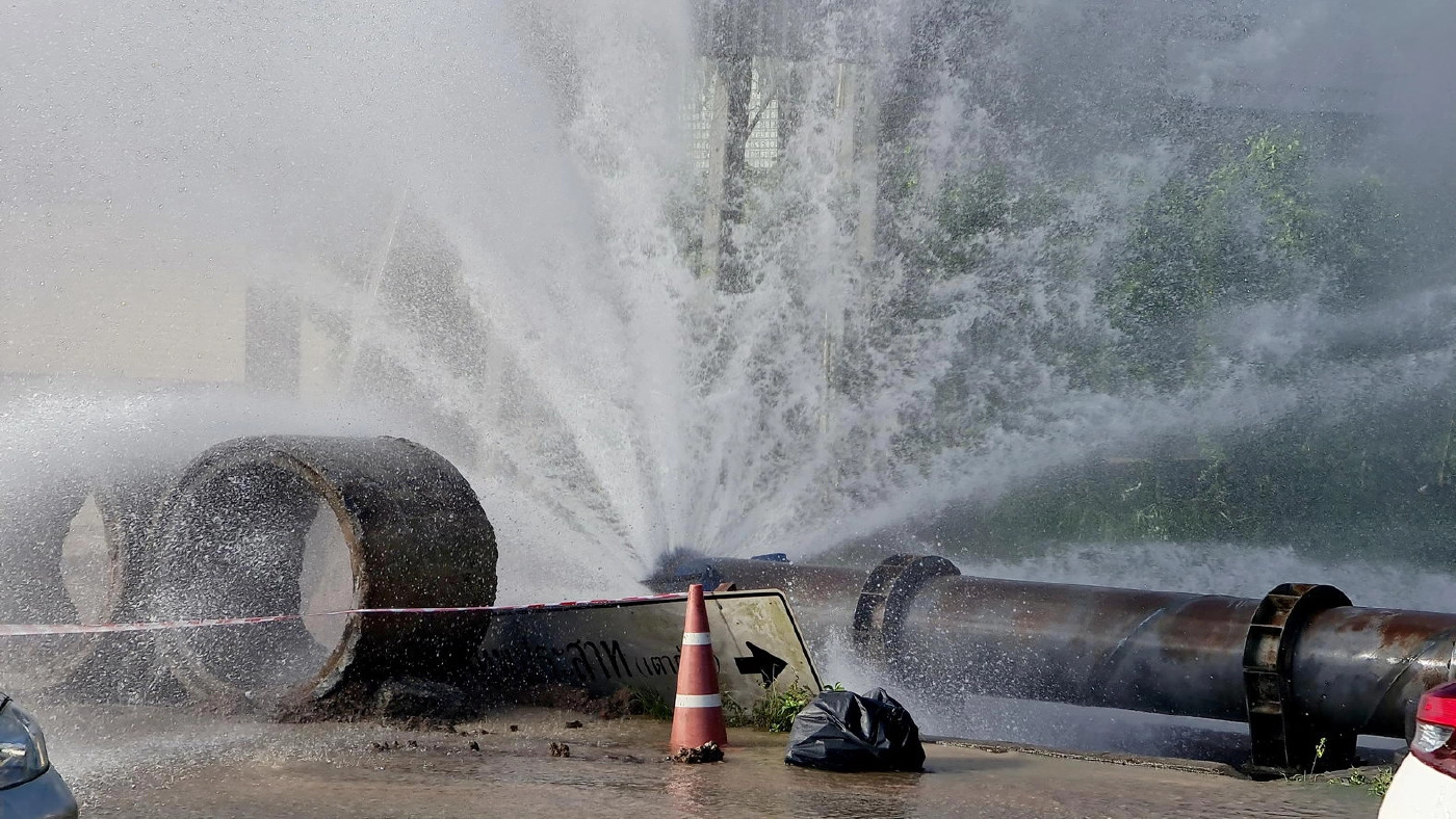 ชาวสัตหีบแตกตื่น ท่อประปาขนาดใหญ่แตกน้ำพุ่งสูง 3-5 เมตรทั่วถนนหลวง