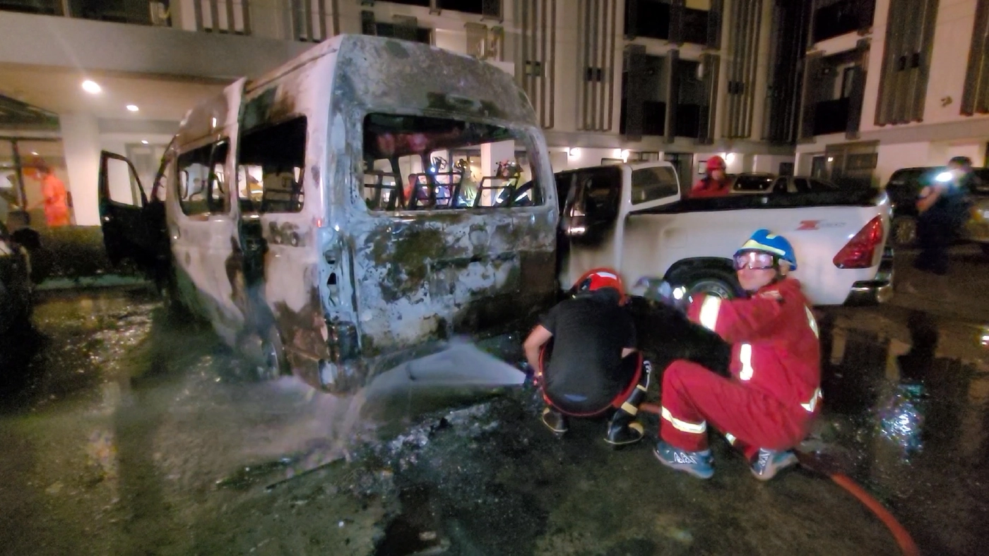 ไฟปริศนาไหม้รถตู้ลานจอดรถโรงแรมดังเสียหาย 4 คัน