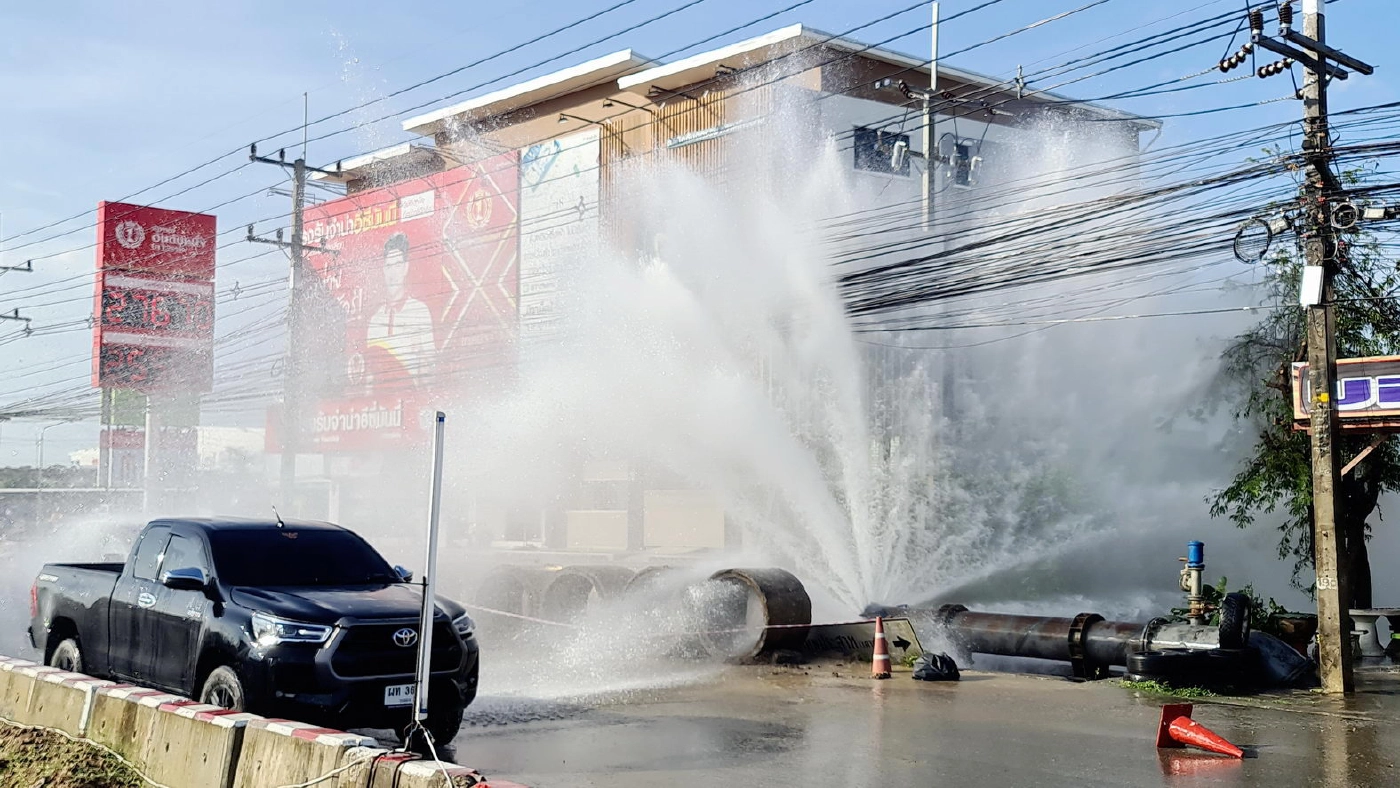 ชาวสัตหีบแตกตื่น ท่อประปาขนาดใหญ่แตกน้ำพุ่งสูง 3-5 เมตรทั่วถนนหลวง