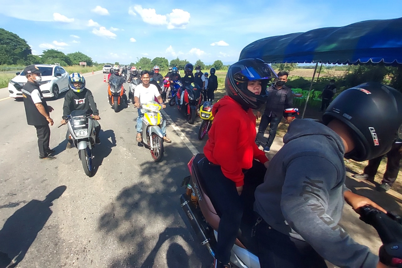 แก๊งทริปน้ำไม่อาบ แห่เดินทางกลับ ตร.-ปกครอง ยอมรับทำได้แค่ปราม