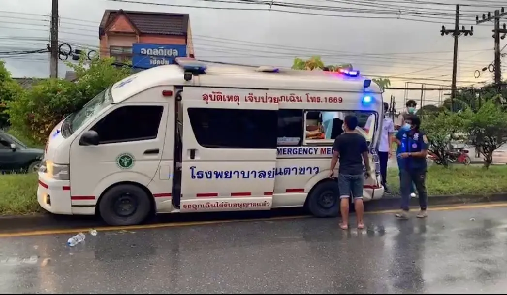 รถบรรทุก 6 ล้อส่งหมู ชนท้ายรถตู้โรงพยาบาล