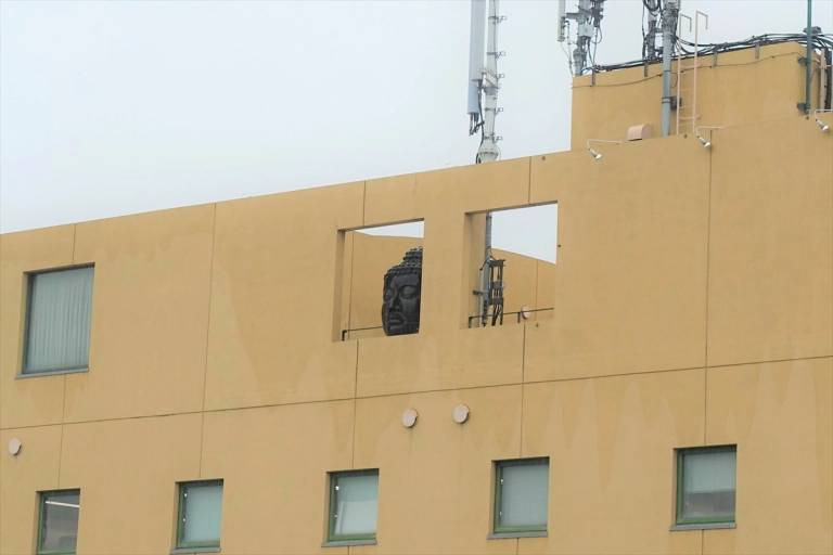 ชาวญี่ปุ่นสงสัย เศียรพระอยู่บนตึกได้อย่างไร?