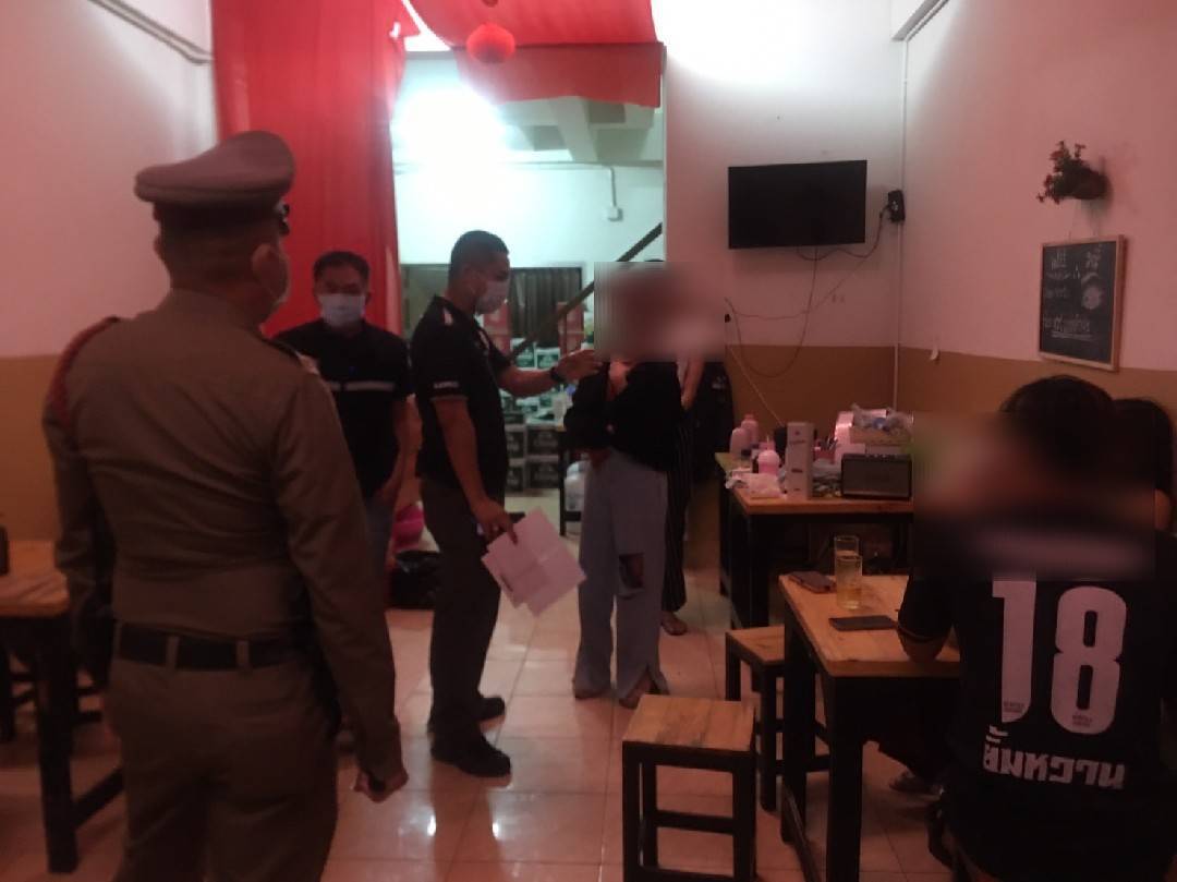 ตำรวจเชียงรายจับร้านอาหารฝ่าฝืนขายเหล้า