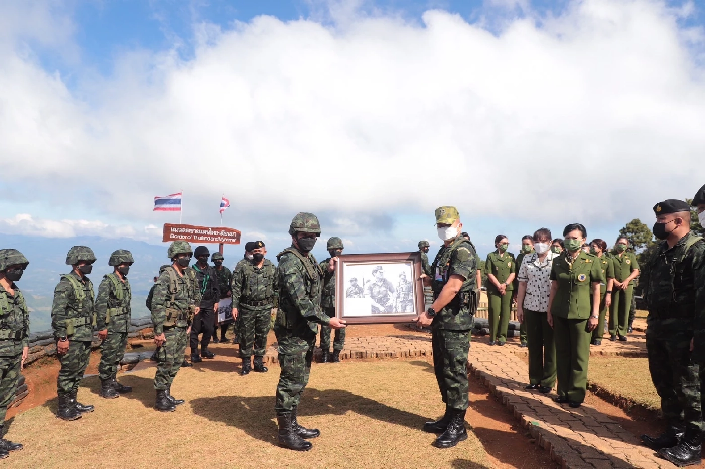 ผบ.ทบ.ขึ้นเหนือมอบเครื่องกันหนาวให้ชาวเขามูเซอลาบา พร้อมเยี่ยมกำลังพล