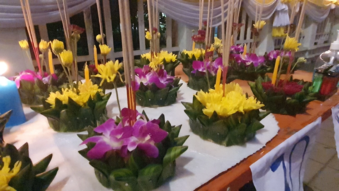 เร่งเก็บกระทงหน้าประตูระบายน้ำแม่ปิง คนเก็บเหรียญในกระทงเผยปีนี้ยอดตก