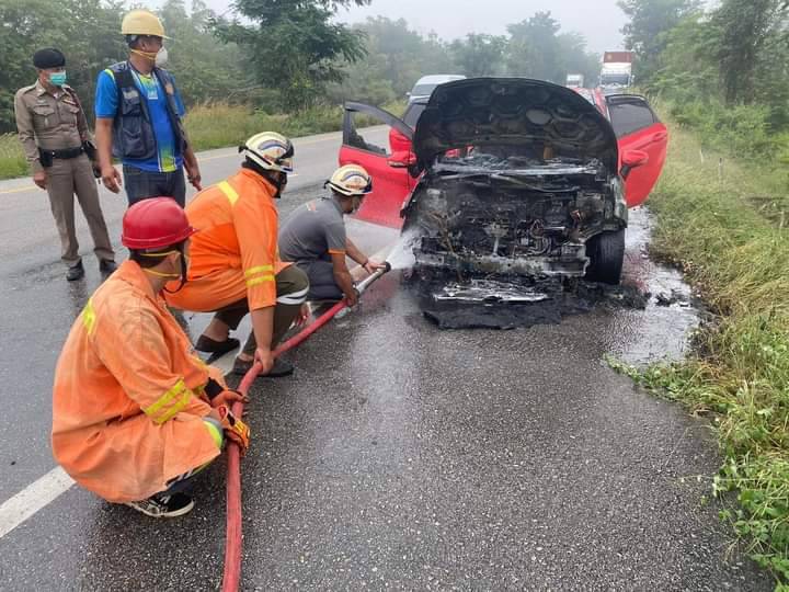 ระทึก!ไฟลุกไหม้ห้องเครื่องรถเก๋ง-วอดเกือบทั้งคัน