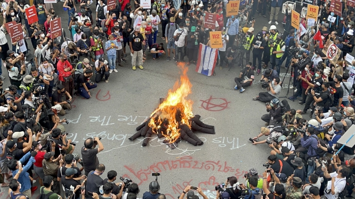 "รุ้ง ปนัสยา" ขึ้นศาลคดี ม.112 ใส่ครอปท็อปเดินห้าง