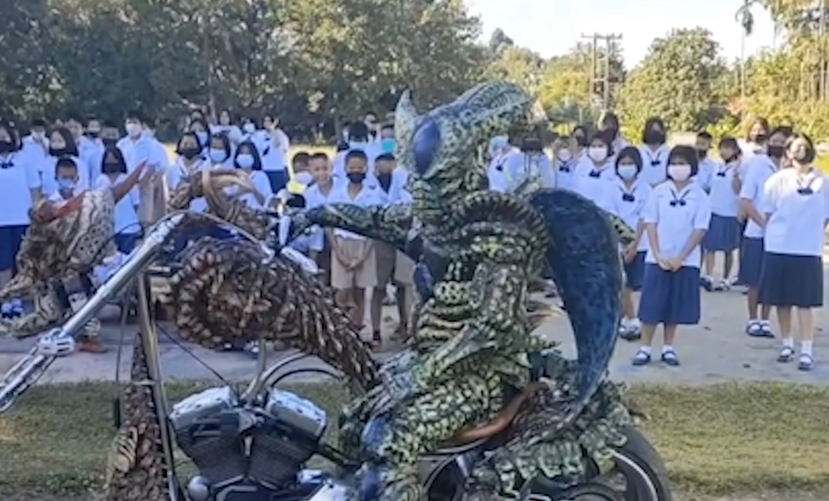 กลับมาแล้วหนุ่มมุกดาหารฉายาพรีเดเตอร์ พักร้อนสร้างสีสันให้บ้านเกิด