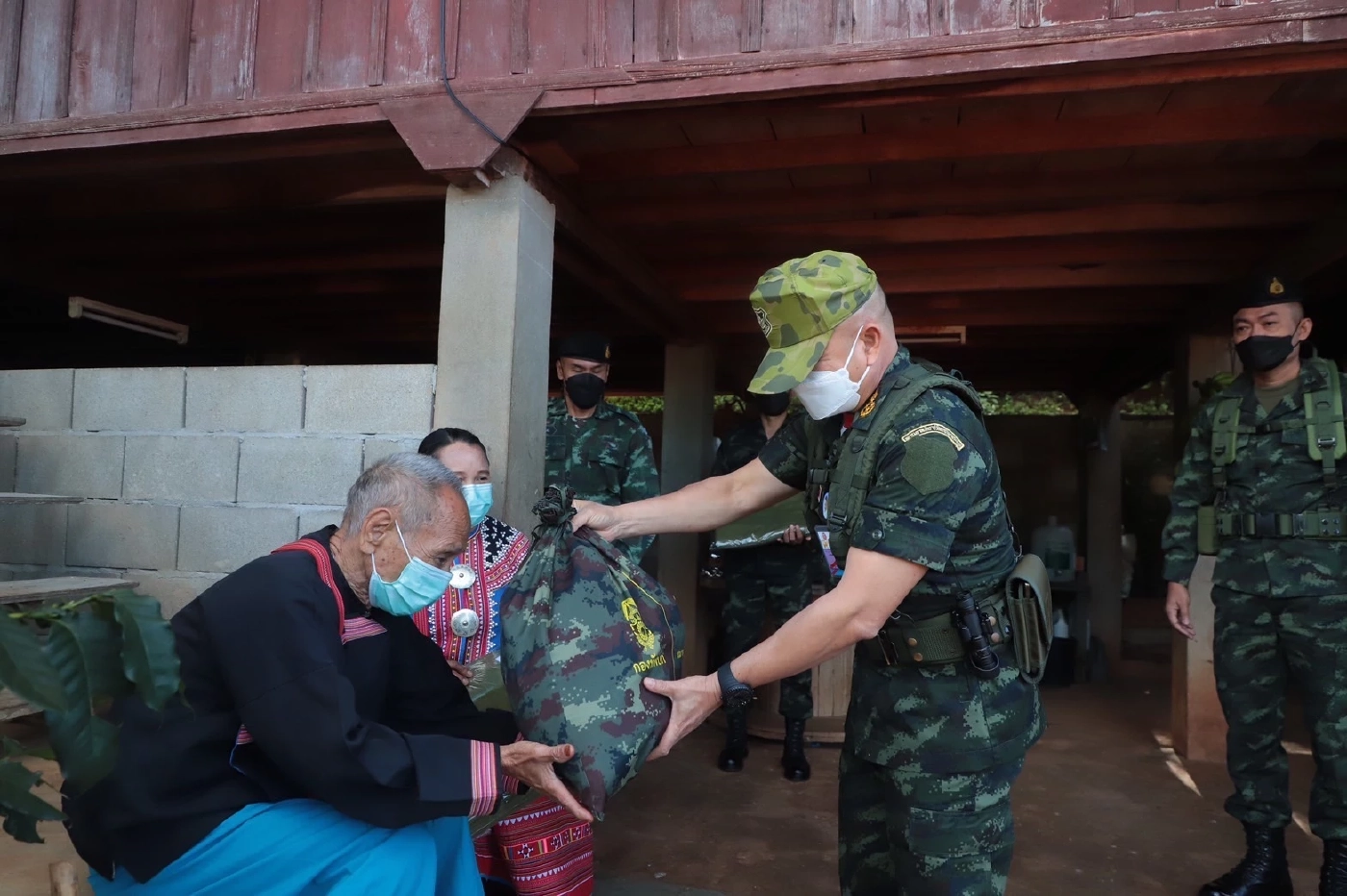 ผบ.ทบ.ขึ้นเหนือมอบเครื่องกันหนาวให้ชาวเขามูเซอลาบา พร้อมเยี่ยมกำลังพล