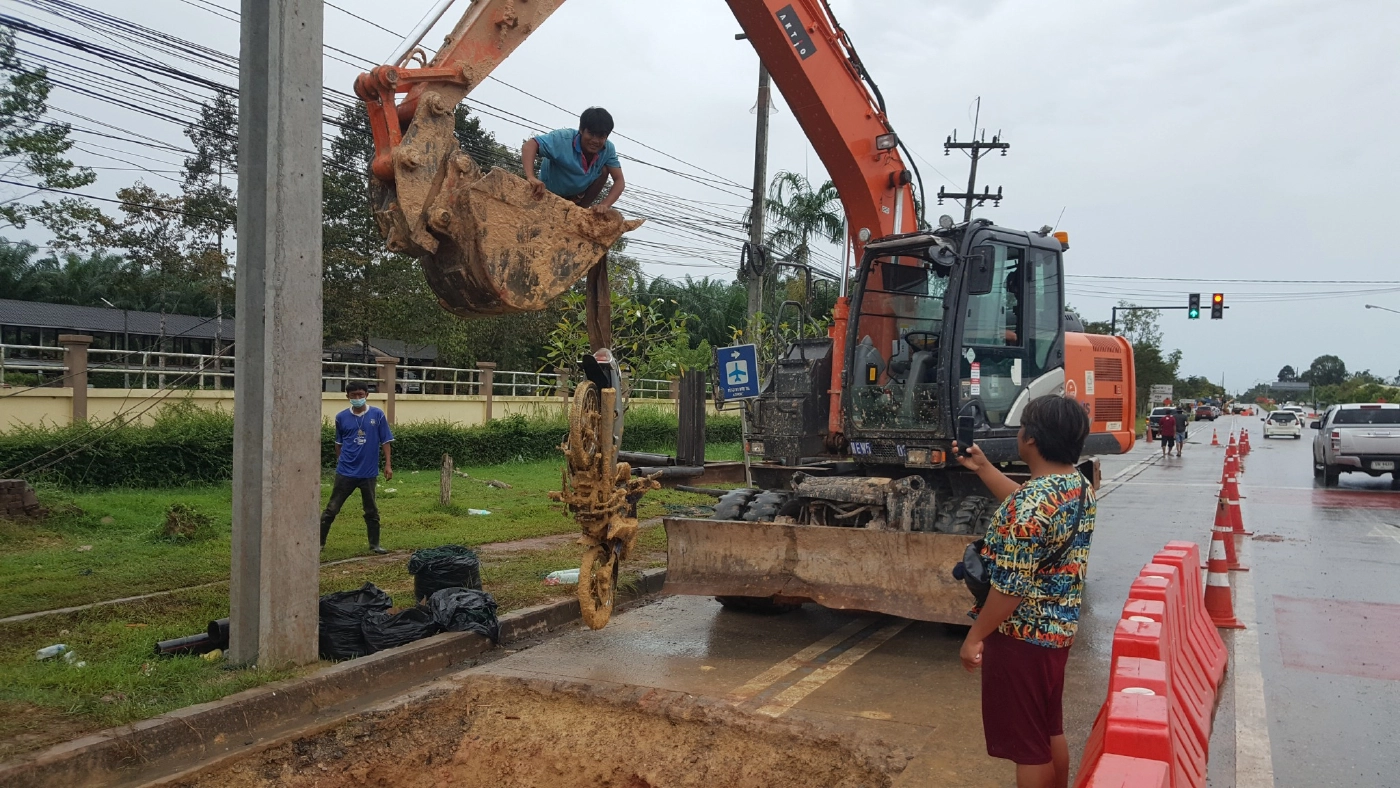 ไฟฟ้าตรังแอ่นอกรับเยียวยาสาวใหญ่ขับจยย.ตกหลุมลึก