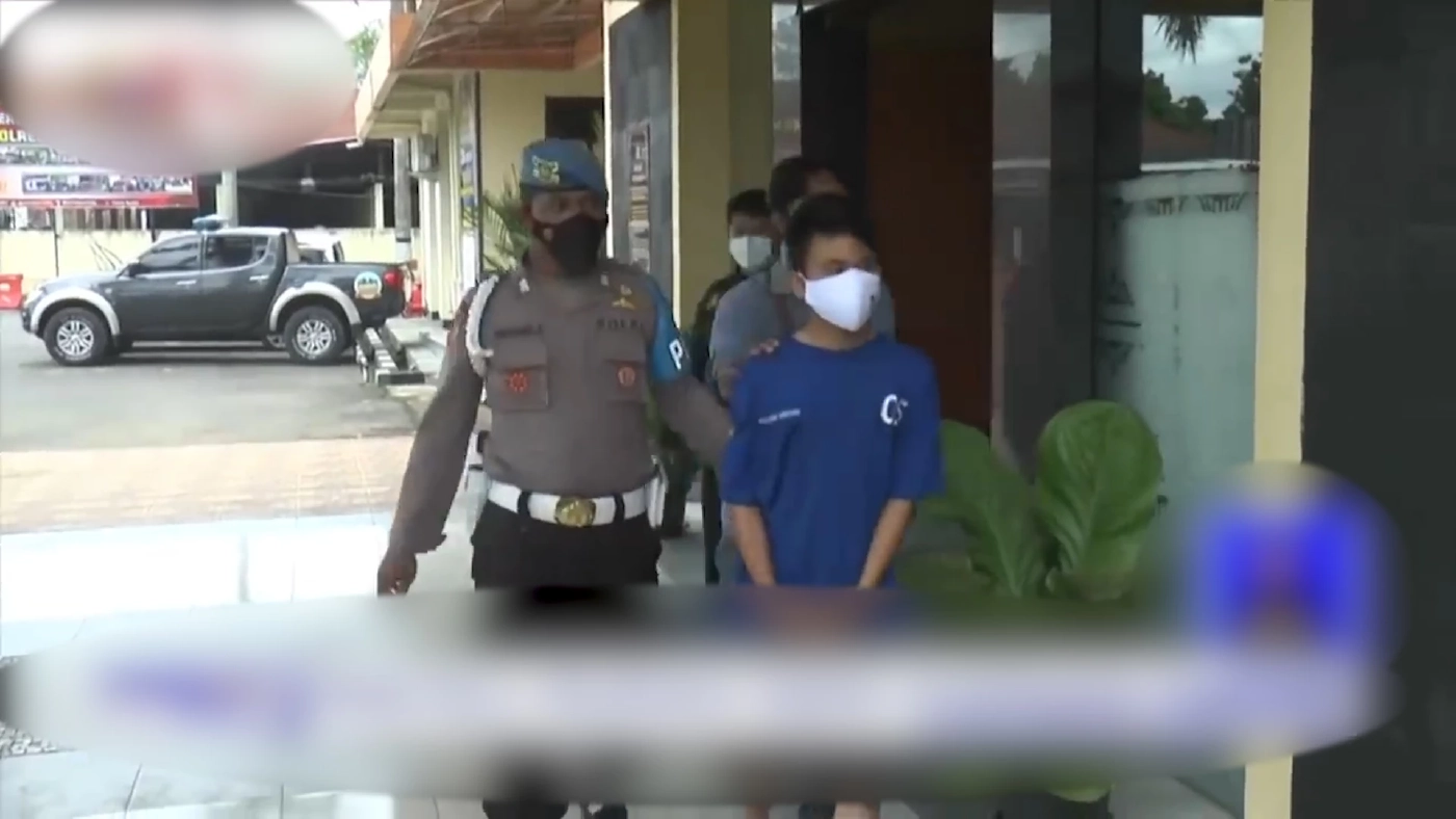 หนุ่มอินโดฯรื้อหลังคาขายเพื่อแฟนสาว