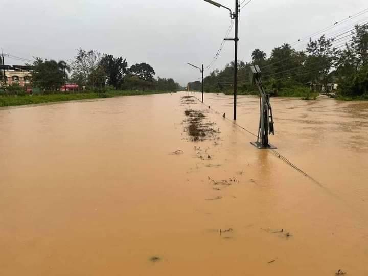 รฟท.บรรทุกหิน 2 ขบวน แก้น้ำท่วมย่านสถานีสวี