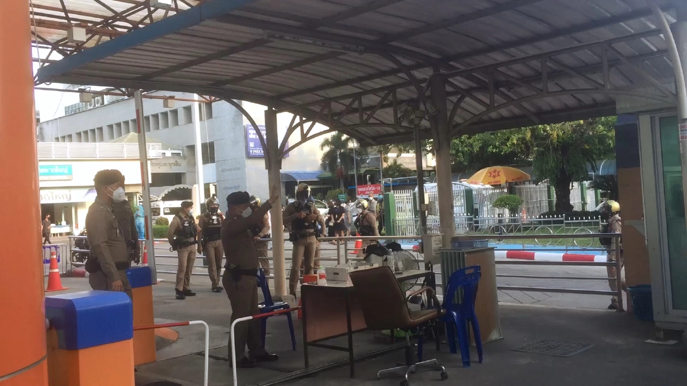 ชายหลอนใช้ตะใบมีดตัดเล็บจี้คอตัวเอง