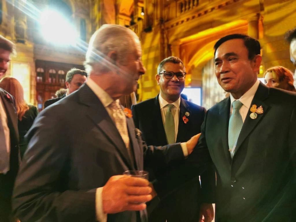 ชื่นมื่น “เจ้าฟ้าชายชาร์ลส์” ทักทายจับแขน “บิ๊กตู่” อย่างเป็นกันเอง