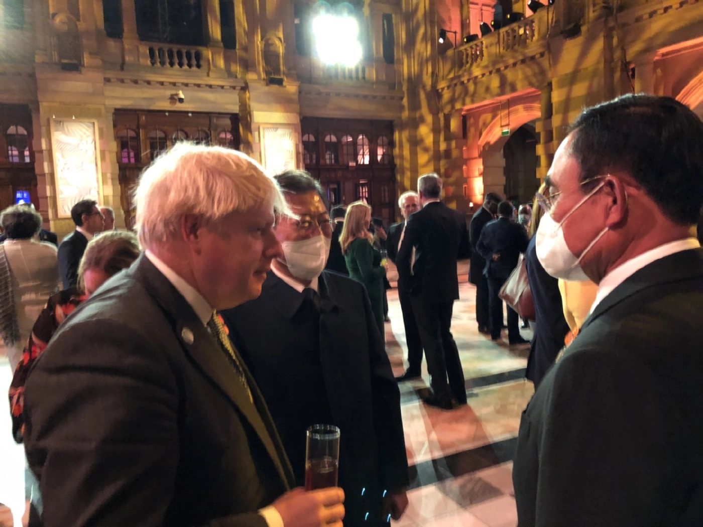 ชื่นมื่น “เจ้าฟ้าชายชาร์ลส์” ทักทายจับแขน “บิ๊กตู่” อย่างเป็นกันเอง