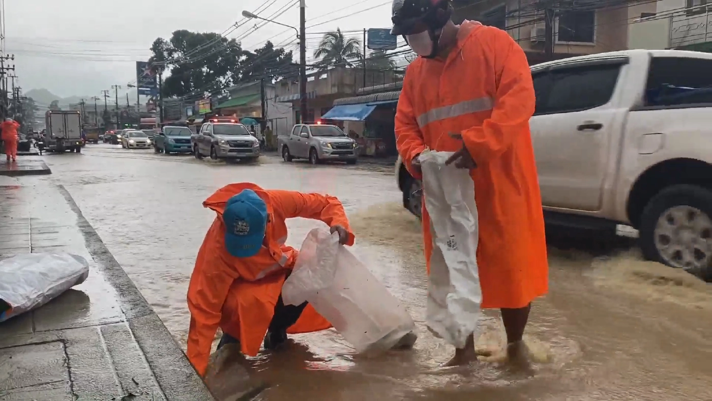 ฝนกระหน่ำเกาะสมุย! น้ำระบายไม่ทันท่วมถนนหลายจุด