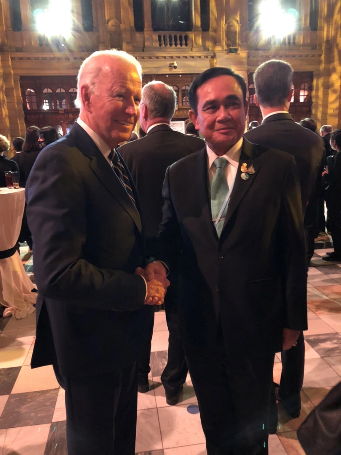 ชื่นมื่น “เจ้าฟ้าชายชาร์ลส์” ทักทายจับแขน “บิ๊กตู่” อย่างเป็นกันเอง