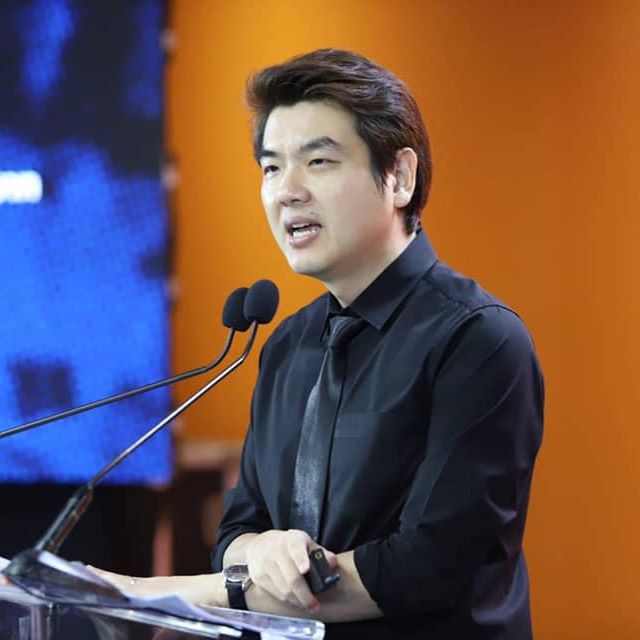  นายปิยบุตร  แสงกนกกุล 