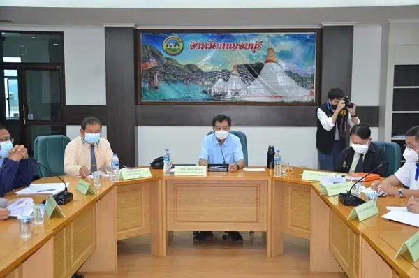 ครบกำหนด 15 วันเจ้าของที่ดินรื้อกำแพงสูงมิดหลังคาแล้ว