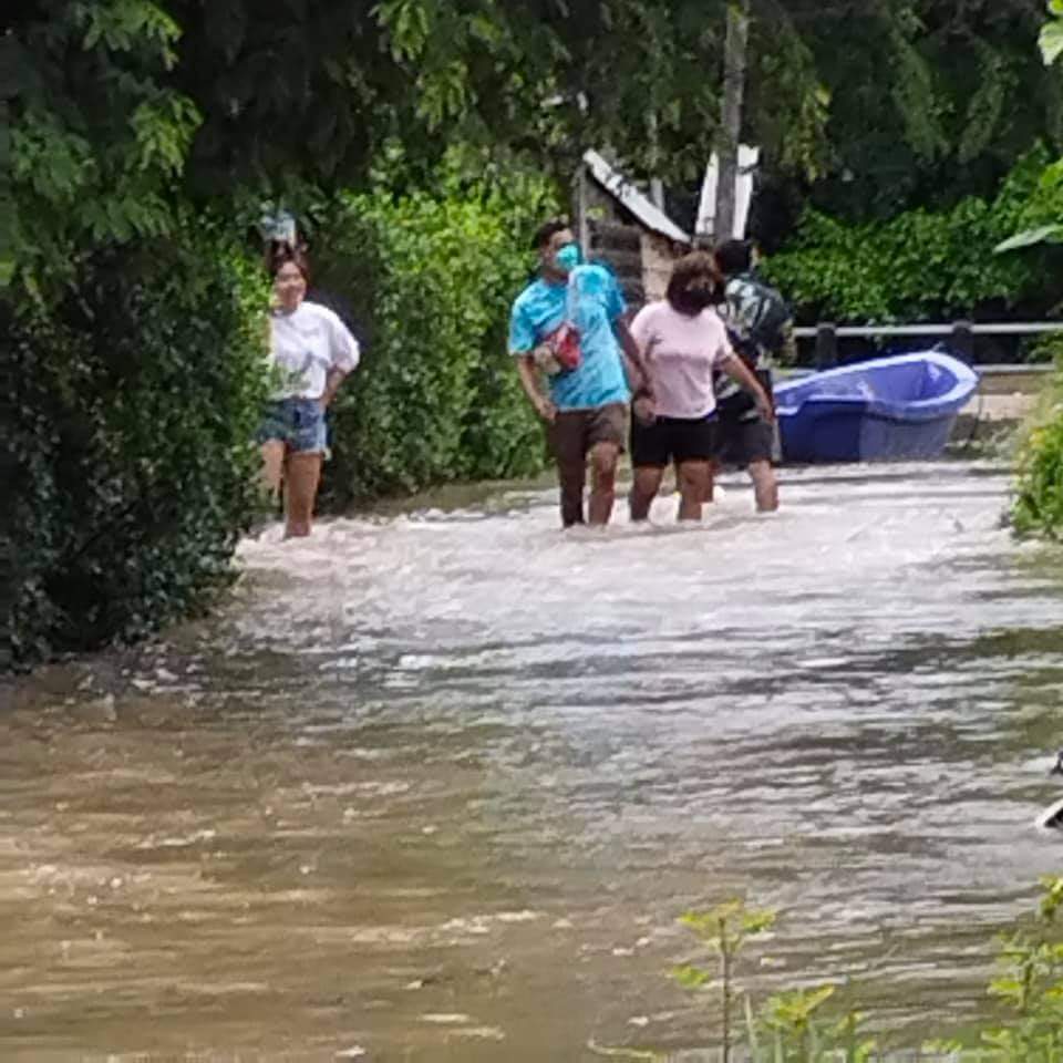 หมู่บ้านตกสำรวจชูป้ายร้องรัฐช่วยหลังน้ำท่วมไม่ลด