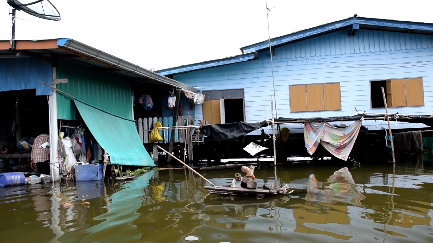 น้ำท่วมกรุงเก่ายังอ่วม หลายชุมชนถูกตัดขาด น้ำยังท่วมสูง