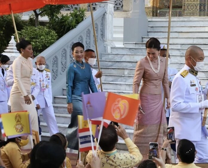 "ในหลวง-พระราชินี" เสด็จฯ ทรงเปลี่ยนเครื่องทรง "พระแก้วมรกต" สำหรับฤดูหนาว