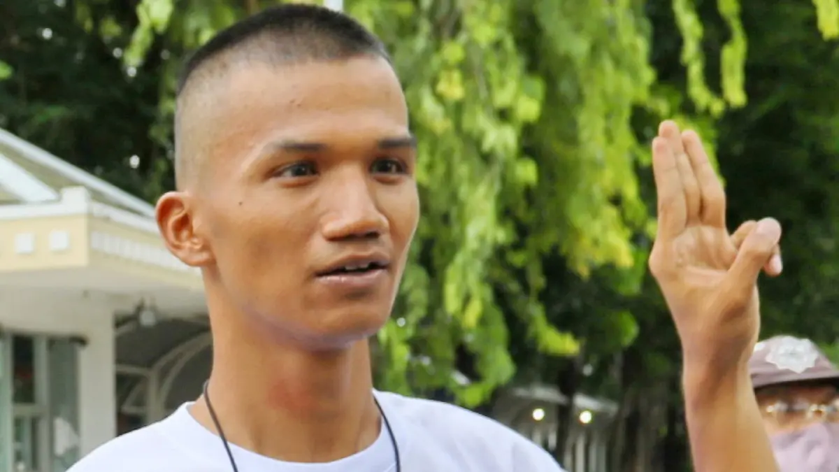 นายภาณุพงศ์ หรือไมค์ จาดนอก