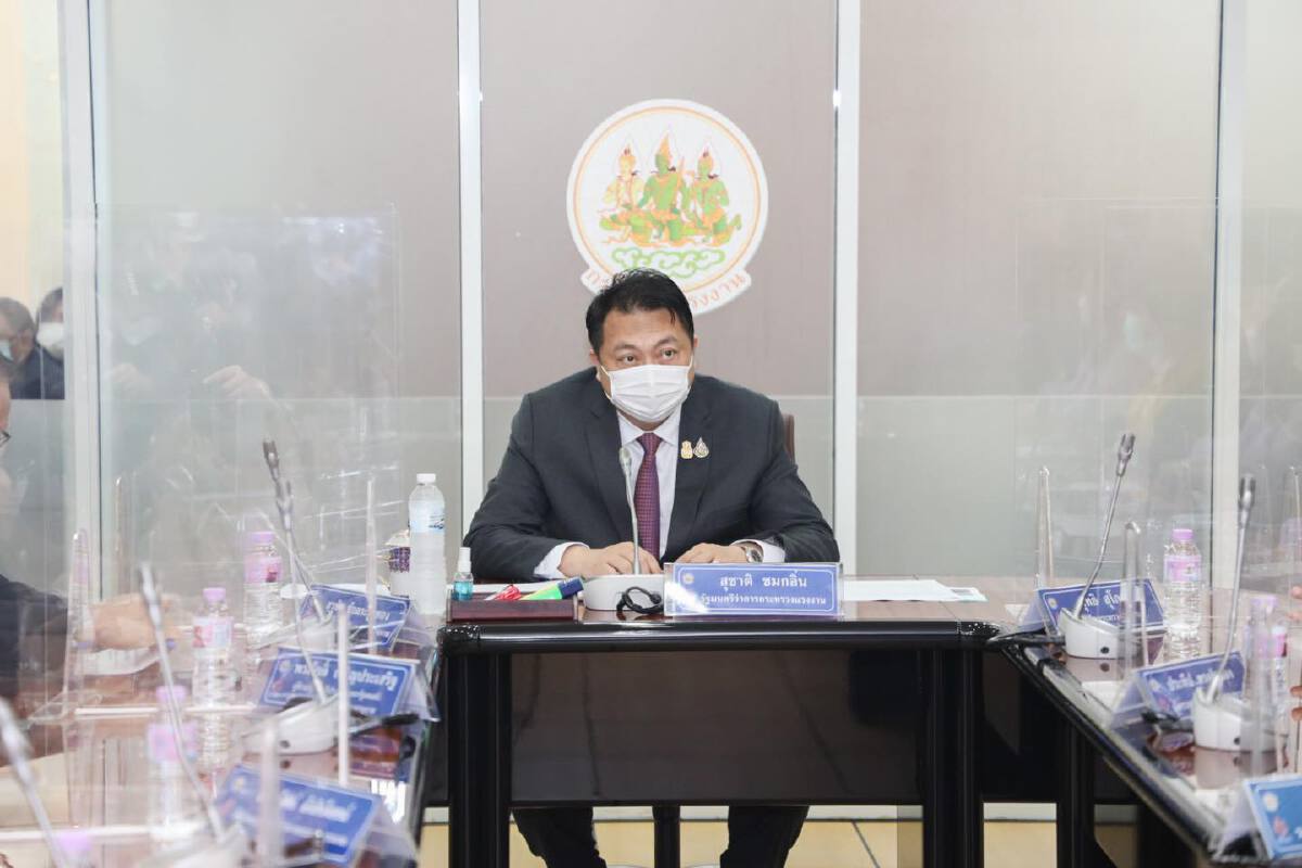 นายสุชาติ ชมกลิ่น รัฐมนตรีว่าการกระทรวงแรงงาน