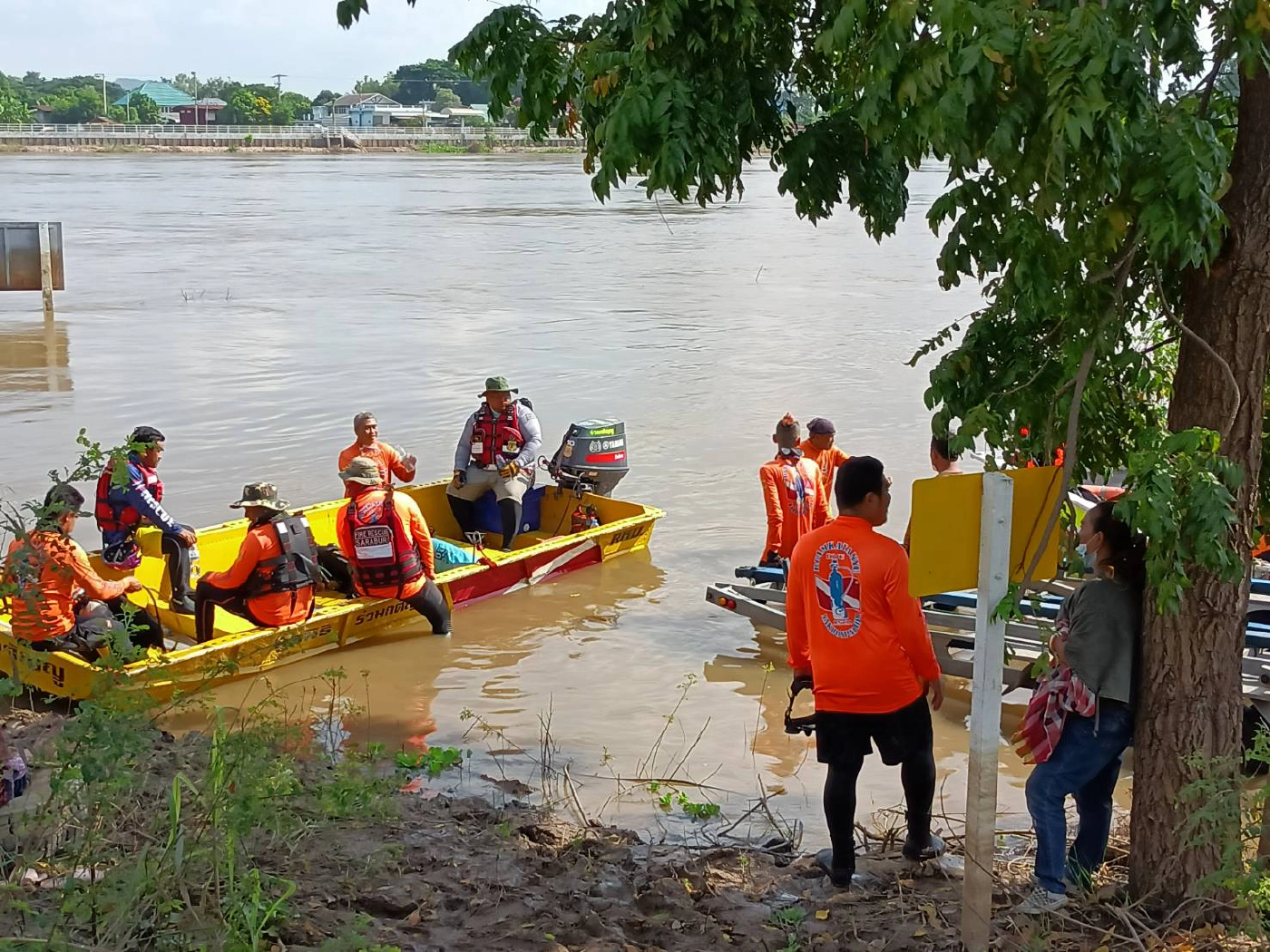หนุ่มขับเก๋งหรูตามสาวคนสนิท พลาดหลงพุ่งตกแม่น้ำหาย 2 วัน ยังหาไม่เจอ !