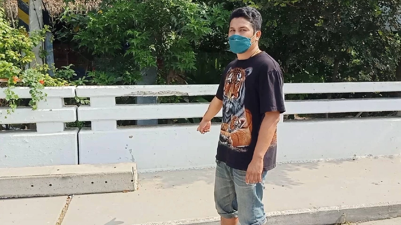 โหด! คนขับรถกระบะโยนลูกสุนัขออกจากรถถูกรถทับตาย 1 รอด 1 ตัว